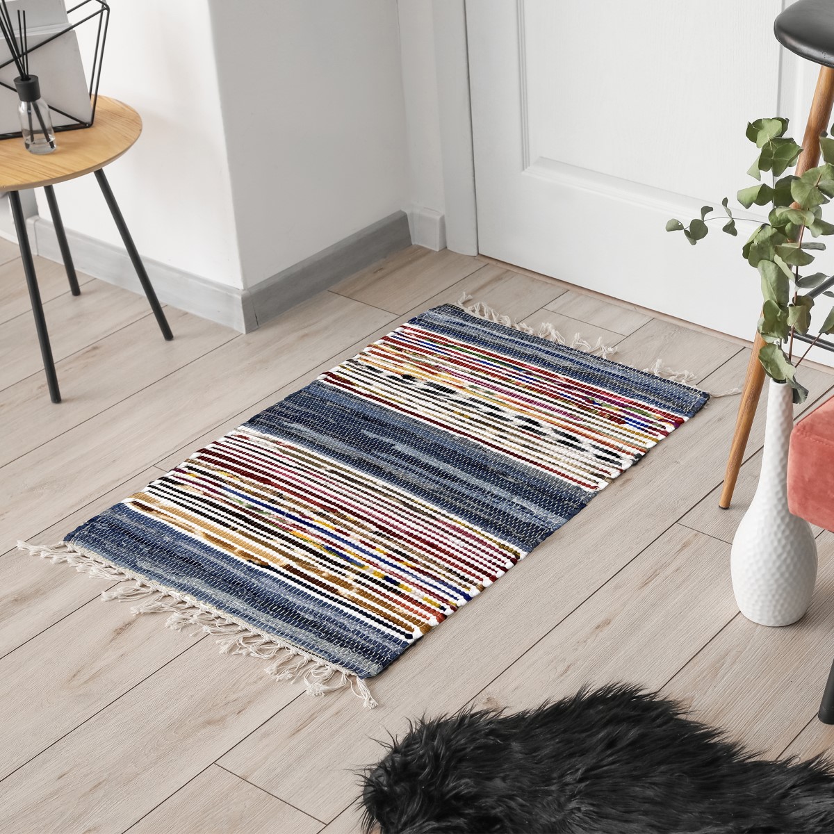 Handgefertigter Baumwoll-Polyester-Teppich 80 × 50 cm, Artikel 36771, in einem mediterranen Wohnambiente