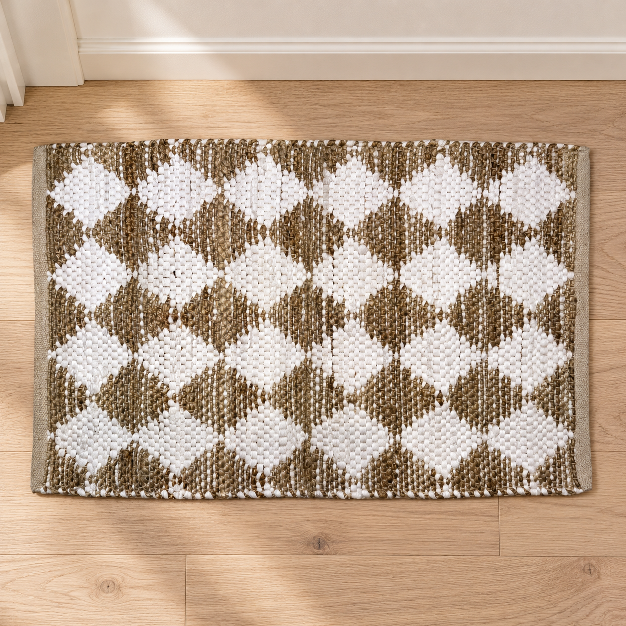 Handgefertigter Baumwoll-Jute-Teppich 85 × 50 cm, Artikel 36769, in einem mediterranen Wohnambiente